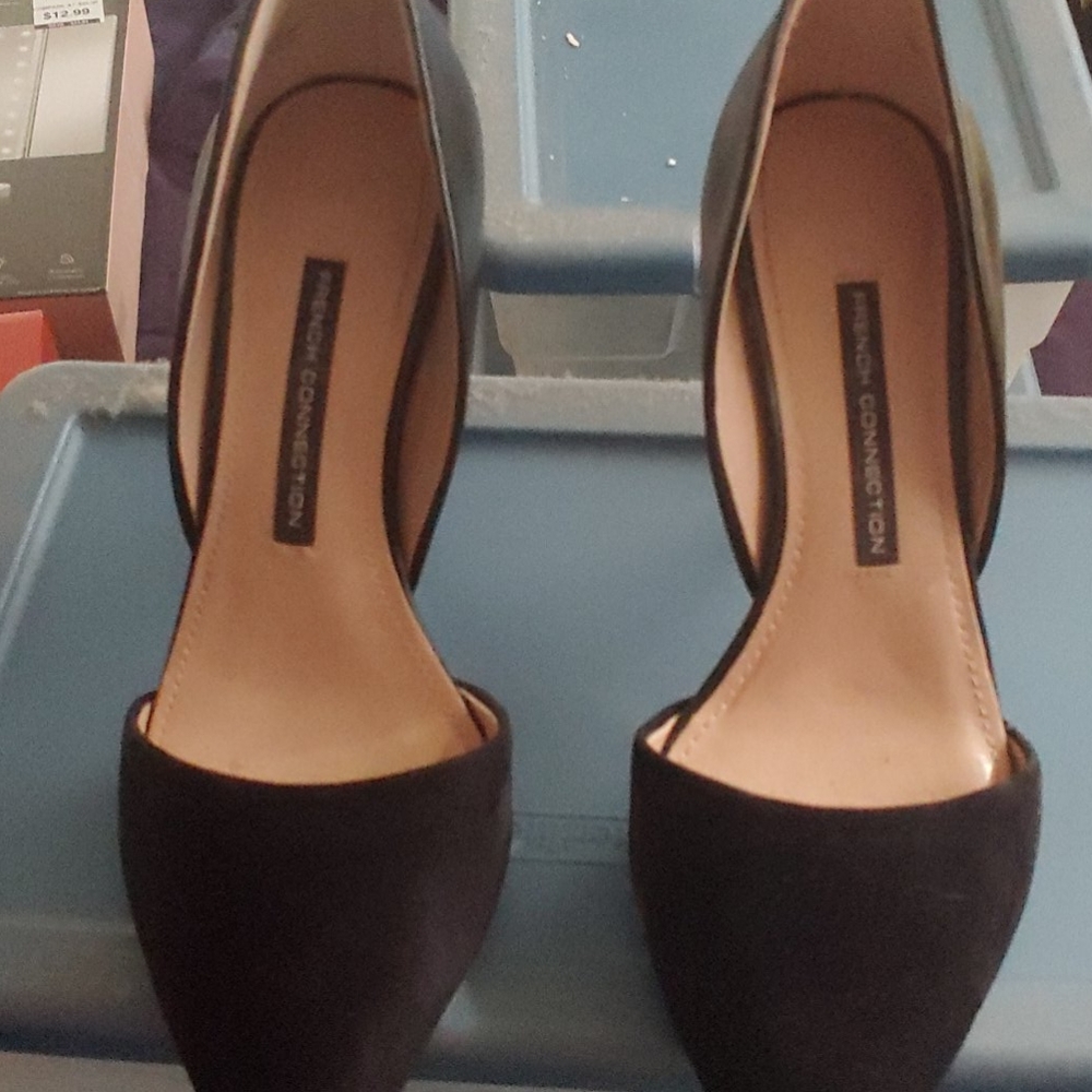 Black pumps